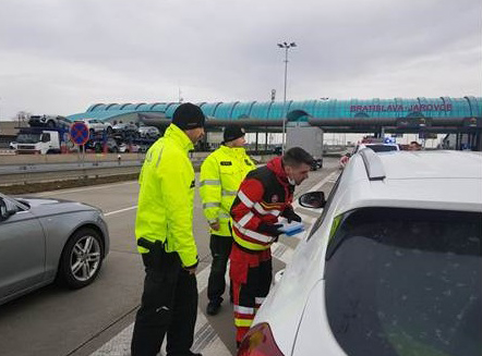 Na 40 hraničných priechodoch bude polícia dopoludnia náhodne kontrolovať autá.