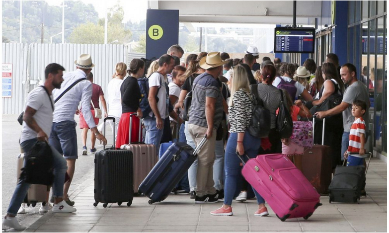 Úrady na ostrovoch Korfu a Evia pre lesný požiar nariadili evakuáciu