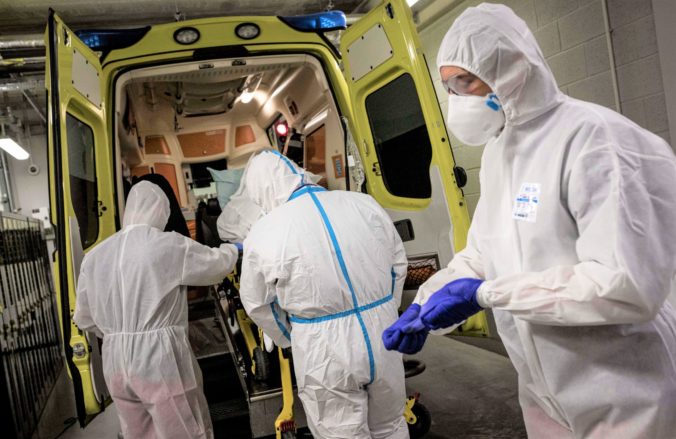 Koronavírus: V posledný deň roku pribudlo na Slovensku takmer päťtisíc infikovaných a 112 mŕtvych