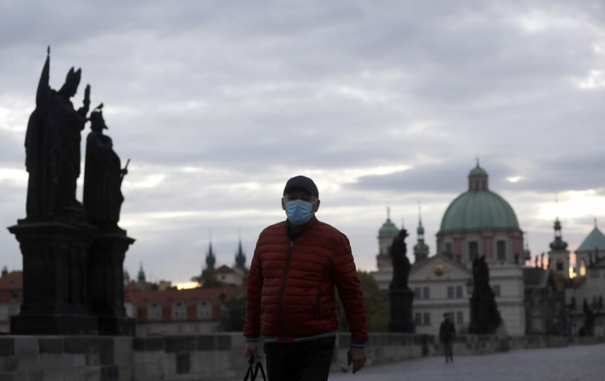 Nakazených v Česku výrazne pribúda, rozhoduje sa o núdzovom stave