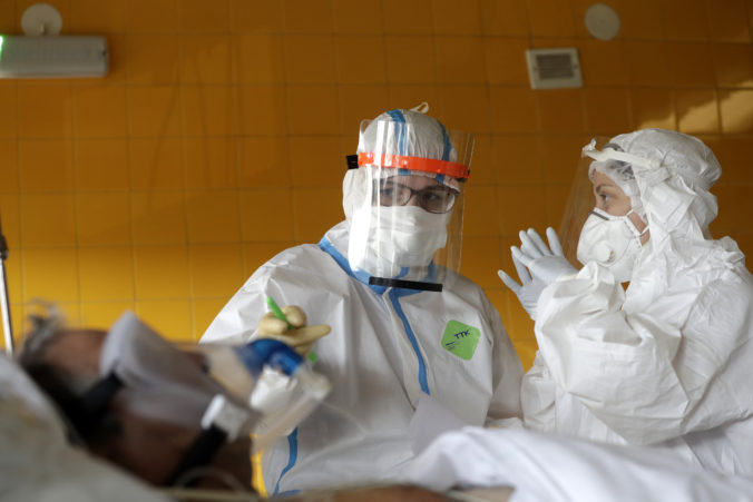 V Česku preverujú smrť muža s covidom, ktorého odpojili od ventilátora