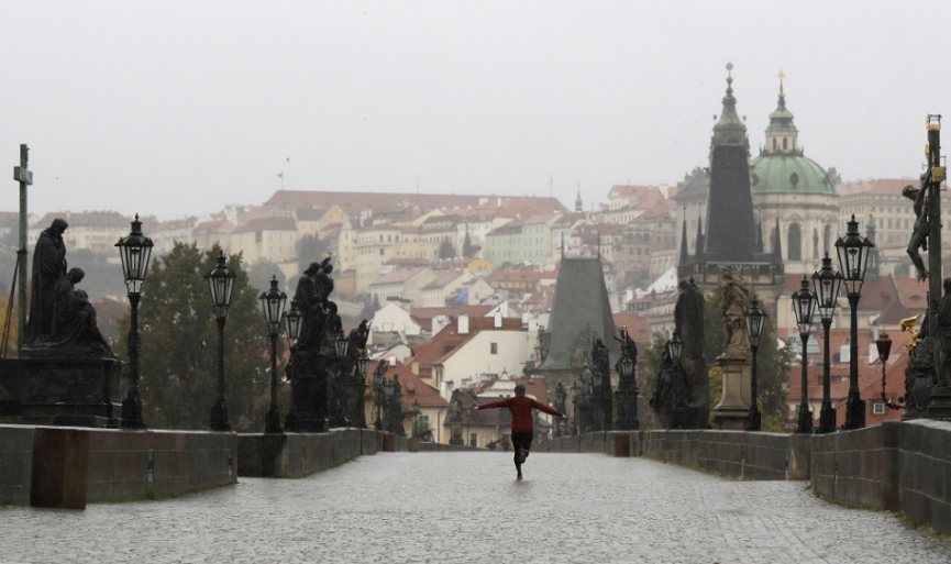 Českí poslanci neschválili návrh na predĺženie núdzového stavu