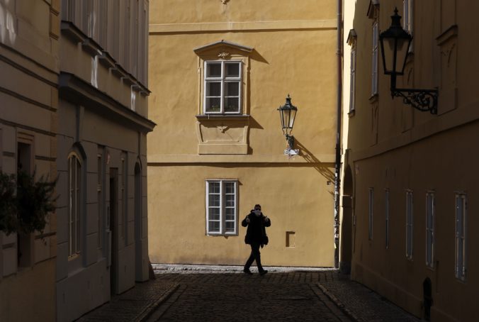 V Česku predĺžili zákaz voľného pohybu aj ďalšie opatrenia, ostáva aj povinnosť chrániť si nos a ústa