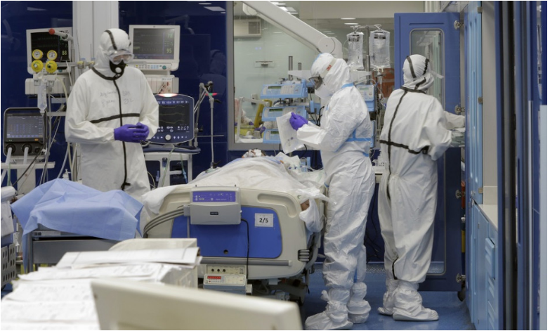 Koronavírus: Na Slovensku pribudol rekordný počet nakazených a desiatky úmrtí aj hospitalizovaných