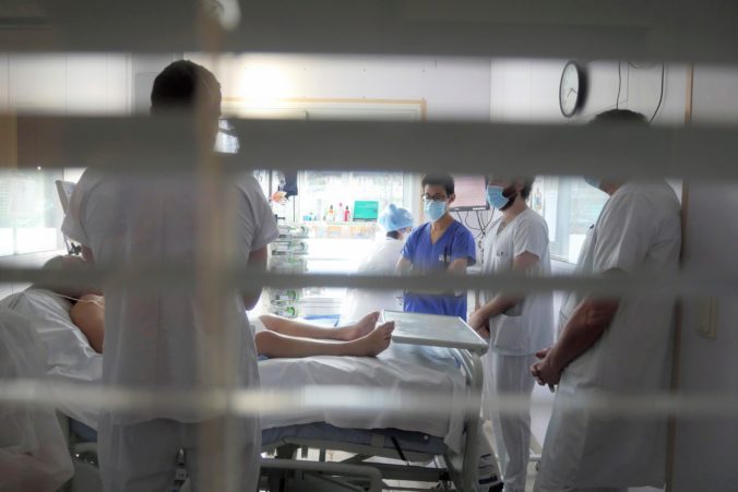 Koronavírus: Na Slovensku pribudlo nakazených aj obetí, počet hospitalizácií však mierne klesol