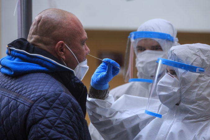 Koronavírus: Počet úmrtí od začiatku pandémie prekonal 10-tisíc, pribudli aj hospitalizovaní pacienti
