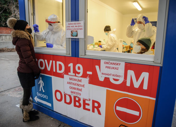 Koronavírus: Na Slovensku pribudlo 66 úmrtí, zvýšil sa počet hospitalizovaných a urobili vyše 300-tisíc antigénových testov