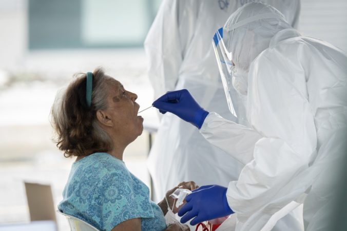 Koronavírus: Na Slovensku pribudli stovky nakazených, počet hospitalizovaných sa znížil o desiatky a úmrtí je už 9373