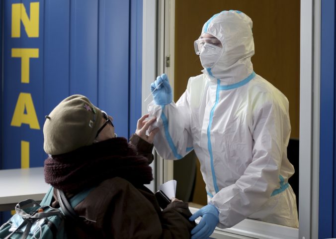 Koronavírus: Na Slovensku pribudlo 76 úmrtí, ale počet hospitalizovaných opäť výrazne klesol