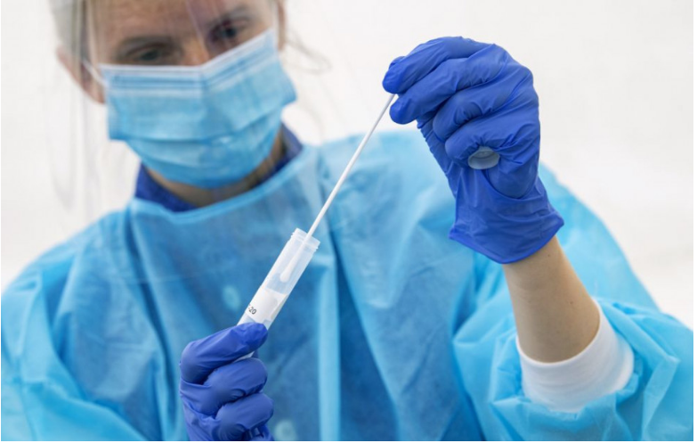Koronavírus: Po PCR testoch pribudlo na Slovensku cez 8-tisíc chorých, stúpol aj počet úmrtí