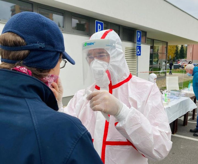 Zdravotníci bojujúci proti koronavírusu prvej línii dostanú odmeny už v najbližšej výplate.