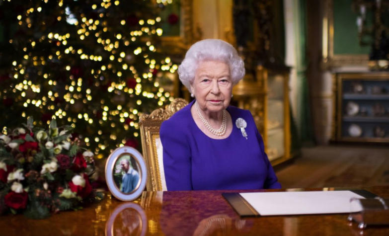 Kráľovná vo vianočnom príhovore ďakovala zdravotníkom a dobrovoľníkom