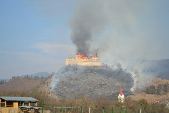 Hrad Krásna Hôrka je v plameňoch