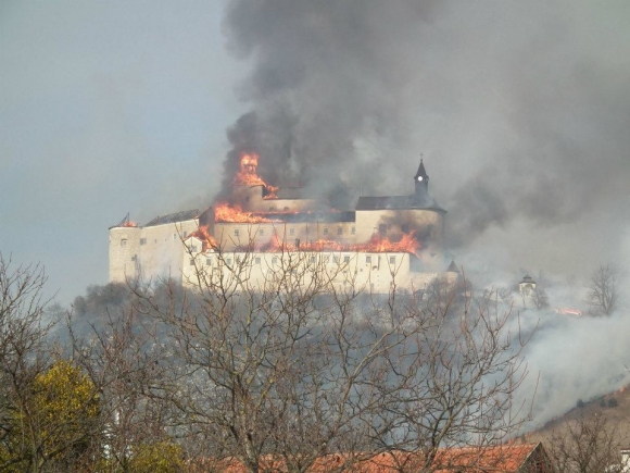 Hrad Krásna Hôrka je v plameňoch