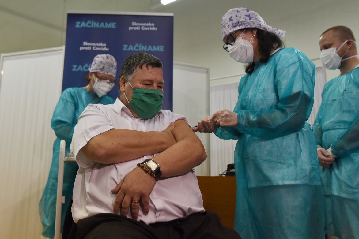 Na Slovensku sa začalo očkovanie proti covidu-19. Ako prvý dostal vakcínu infektológ Vladimír Krčméry, potom nasledovali členovia konzília odborníkov.