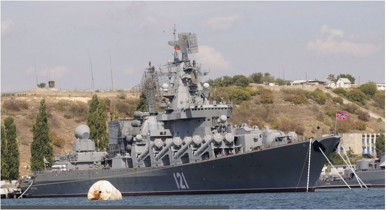 Ruské ministerstvo obrany tvrdí, že ruskú vojnovú loď Moskva závažne poškodil výbuch munície, ktorý spôsobil požiar na palube