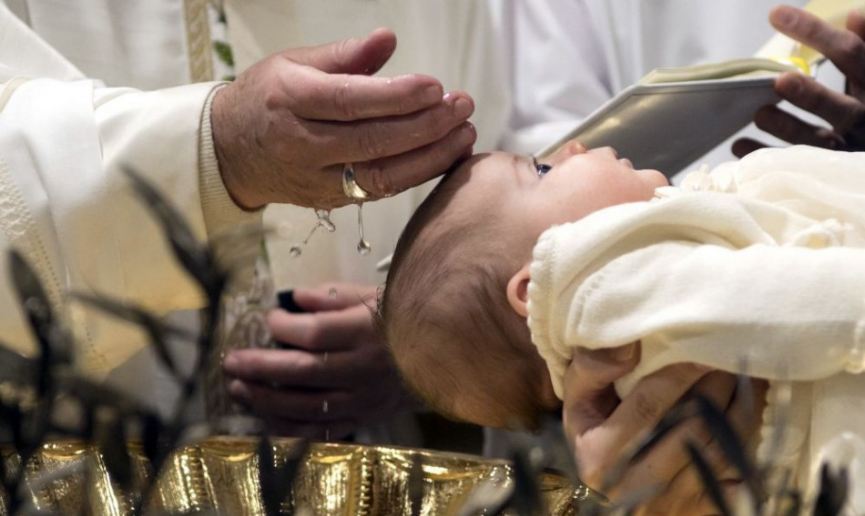 Pravoslávna cirkev čelí tlaku po smrti dieťata pri krste