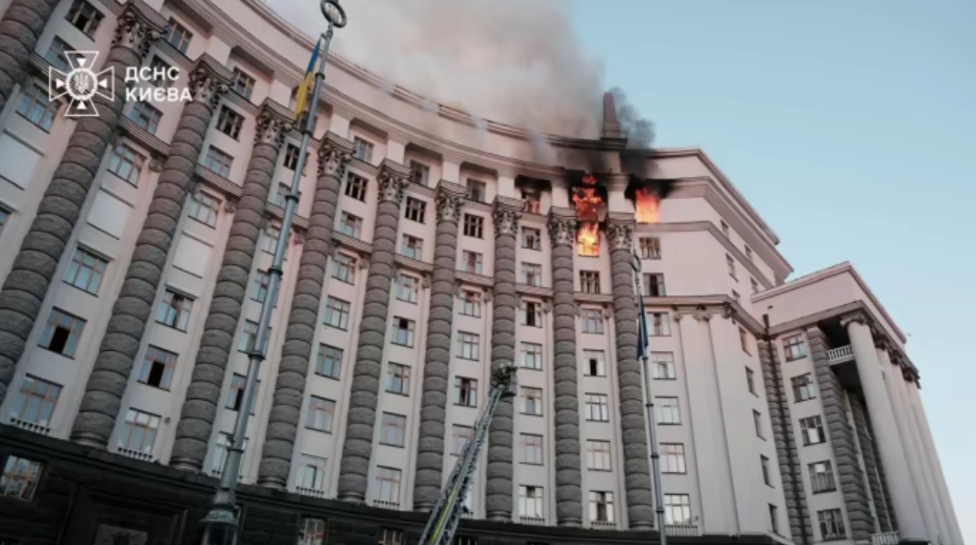 Video: Rusi podnikli najväčší vzdušný útok od začiatku vojny, v Kyjive prvýkrát zasiahli úrad vlády