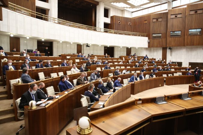 Matovičova vláda získala dôveru parlamentu, programové vyhlásenie podporilo 93 poslancov (video)