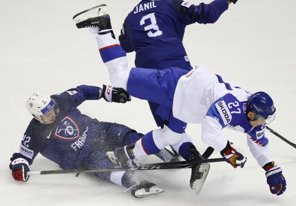 Slovenský útočník Ladislav Nagy v súboji s Francúzmi počas zápasu na MS v hokeji 2019. Košice, 17. máj 2019.