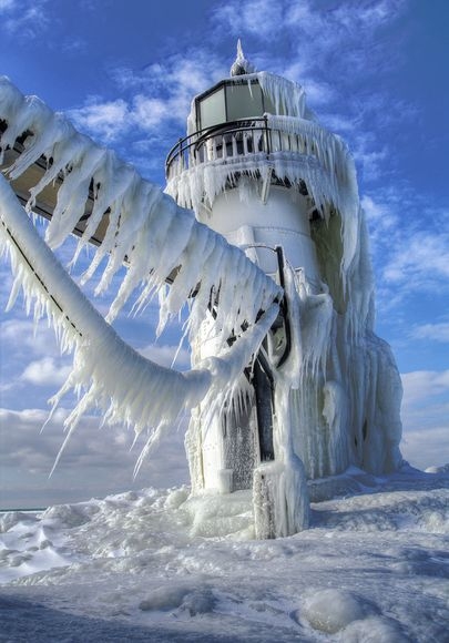 Pohľad na zamrznutý maják pri jazere Michigan.