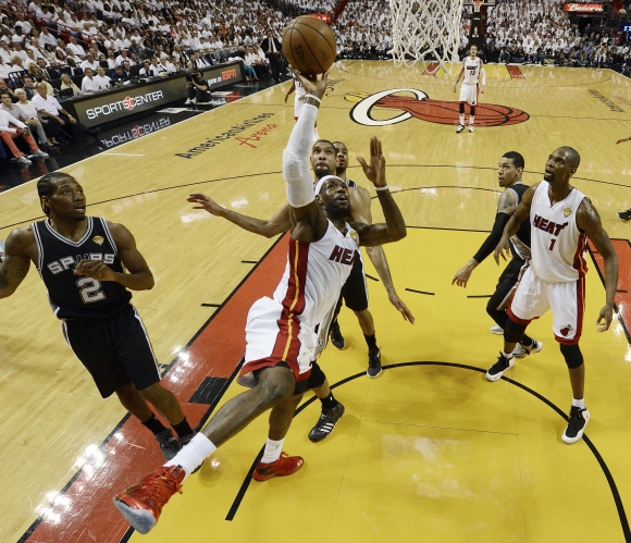 Basketbalové Miami je na nohách, Heat po roku obhájili majstrovský titul v NBA a celkovo pridali do klubovej vitríny po rokoch 2012 a 2006 tretiu trofej. Hviezdou bol LeBron James. 