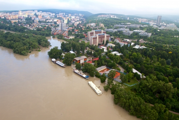 Letecký pohľad na rozvodnený Dunaj