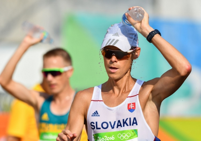 Slovenský reprezentant Matej Tóth (vpravo) počas súťaže v chôdzi mužov na 50 km. Rio de Janeiro, 19. august 2016.