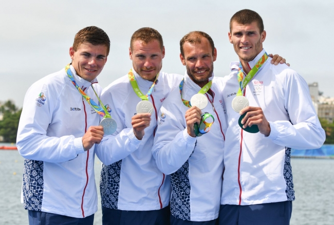 Slovenskí reprezentanti v rýchlostnej kanoistike Denis Myšák, Erik Vlček, Juraj Tarr a Tibor Linka so striebornými olympijskými medailami počas medailového ceremoniálu v kategórii K4 mužov na 1000 m. Rio de Janeiro, 20. august 2016.