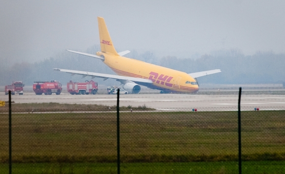 Havarované lietadlo spoločnosti DHL na bratislavskom letisku. 