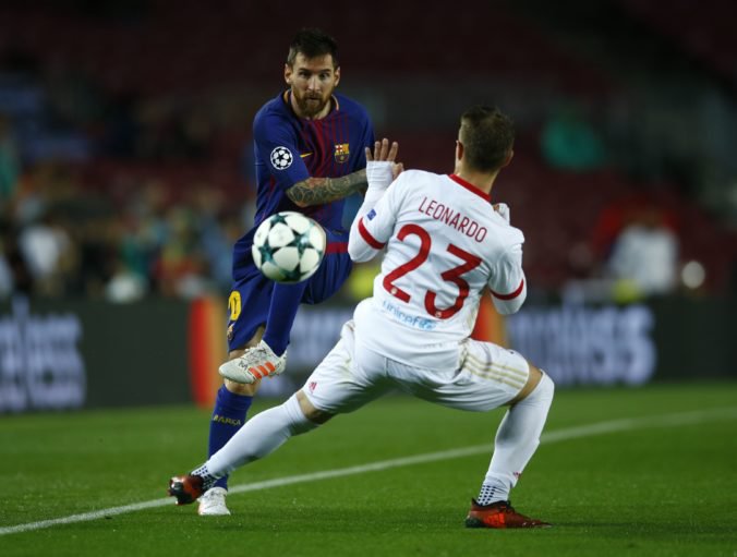 Leonardo Koutris z Olympiakosu Pireus sa snaží zastaviť hviezdneho Lionela Messiho z FC Barcelona počas zápasu Ligy majstrov. Barcelona, 18. október 2017.