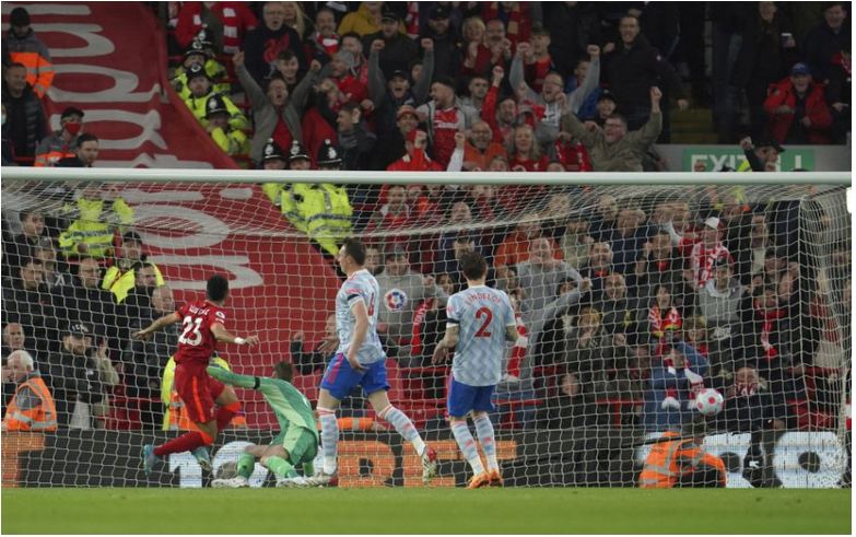Liverpool rozdrvil Manchester United 4:0 a posunul sa na čelo tabuľky