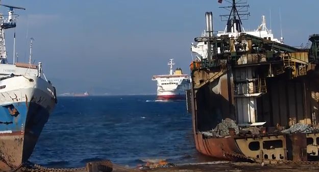 Video: Ako sa parkuje veľká loď