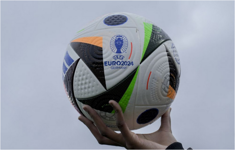 UEFA predstavila oficiálnu loptu ME 2024, volá sa Futbalová láska