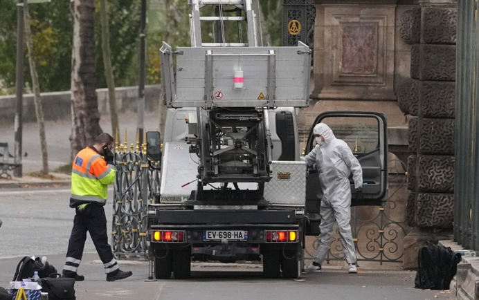 Z Louvru ukradli osem šperkov, polícia pátra po štyroch mužoch