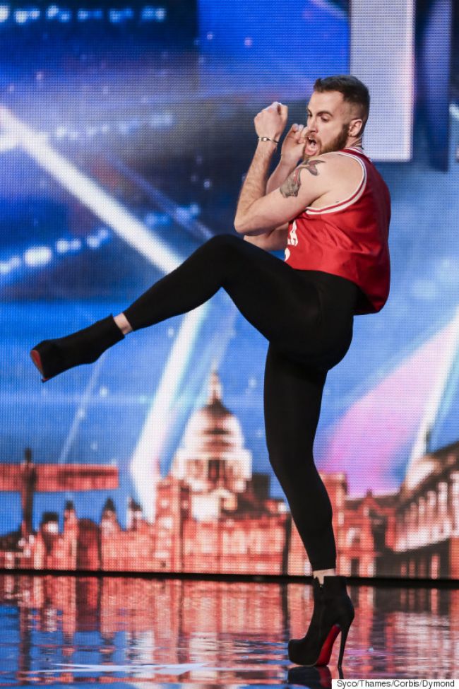 Barman Luca Calo počas vystúpenia v britskom Got Talent