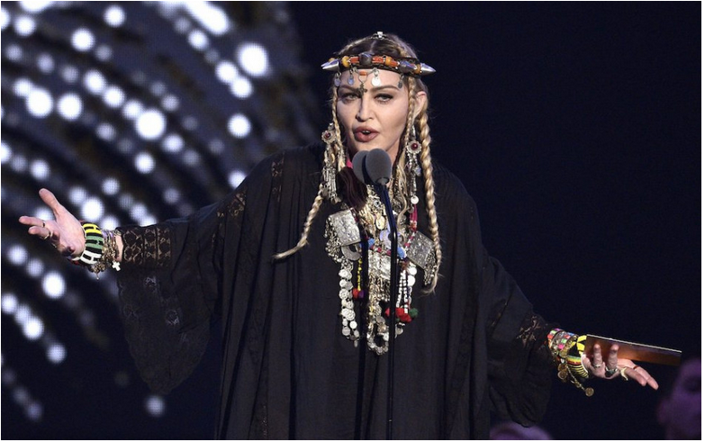Popová kráľovná Madonna jubiluje, oslavuje 65 rokov