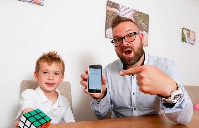Video: Malý génius (7) očaril svet, s Rubikovou kockou dokáže divy