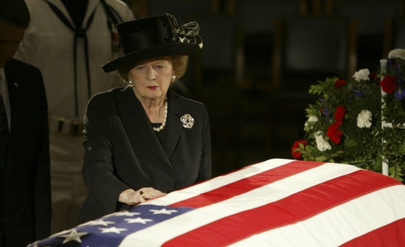 Železná lady Margaret Thatcherová pred rakvou svojho blízkeho priateľa a politického spojenca Ronalda Reagana počas pohrebu, ktorý sa konal 9. júna 2004 vo Washingtone.Foto: SITA/AP