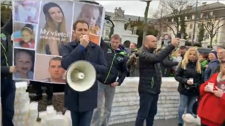 Video: Matovič kritizoval na proteste pred úradom vládystav zdravotníctva, Pellegrini reagoval 