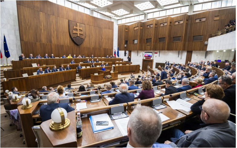 Matovič navrhuje zníženie platu poslanca na priemernú mesačnú mzdu