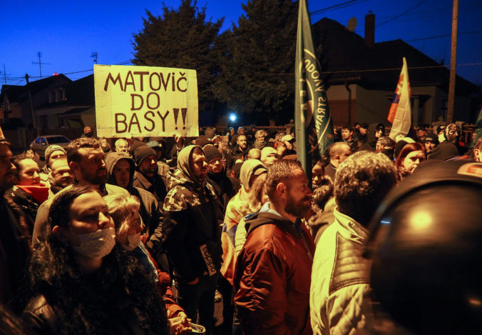 Priaznivci strany Kotlebovci ĽSNS počas protestu s názvom Čaj u Matoviča proti vláde Igora Matoviča pred domom predsedu vlády SR v Trnave. Trnava, 28. november 2020. Foto: SITA/Pavol Machovič