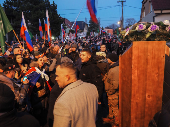 Priaznivci strany Kotlebovci ĽSNS počas protestu s názvom Čaj u Matoviča proti vláde Igora Matoviča pred domom predsedu vlády SR v Trnave. Trnava, 28. november 2020. Foto: SITA/Pavol Machovič