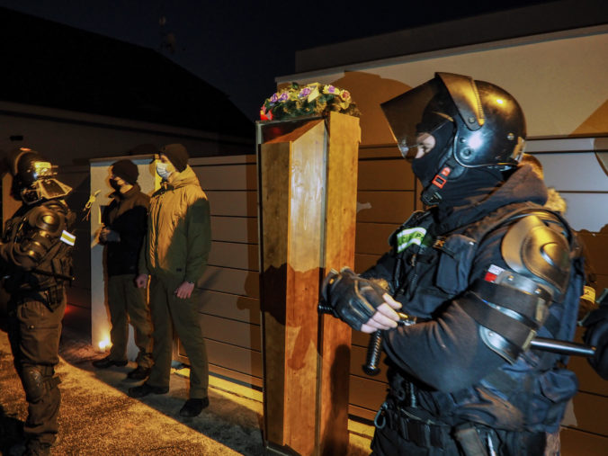 Priaznivci strany Kotlebovci ĽSNS počas protestu s názvom Čaj u Matoviča proti vláde Igora Matoviča pred domom predsedu vlády SR v Trnave. Trnava, 28. november 2020. Foto: SITA/Pavol Machovič