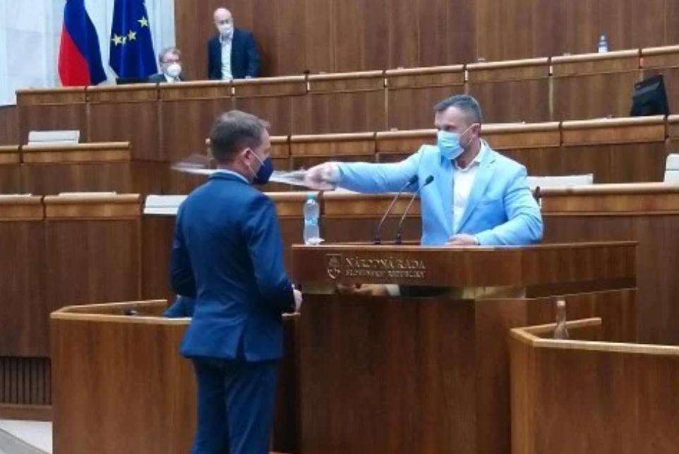 Špinavec či farizej. Suja sa v parlamente dostal do konfliktu s Matovičom a oblial ho vodou