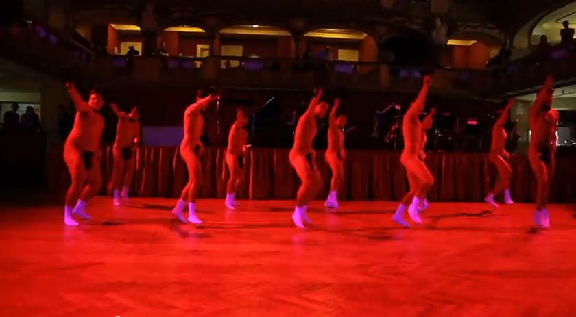 Video nahých maturantov boduje vo svete, skryli iba penisy