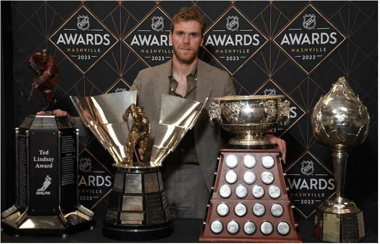 NHL: McDavid získal tretíkrát Hartovu trofej pre najužitočnejšieho hráča
