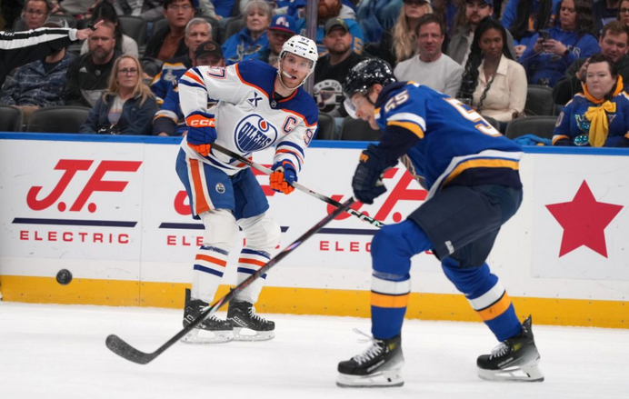 NHL: McDavid dosiahol na métu 1100 bodov v 726. zápase