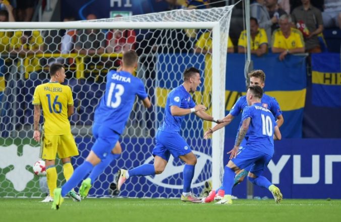  Radosť slovenských futbalistov po góle v sieti Švédska počas zápasu na európskom šampionáte do 21 rokov. Lublin, 22. jún 2017. Foto: twitter.com/UEFAUnder21 (SFZ official) 