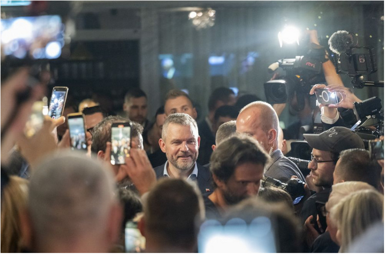 Prezidentské voľby 2024 druhé kolo: Médiá píšu o víťazstve proruského populistu nad prozápadným kandidátom